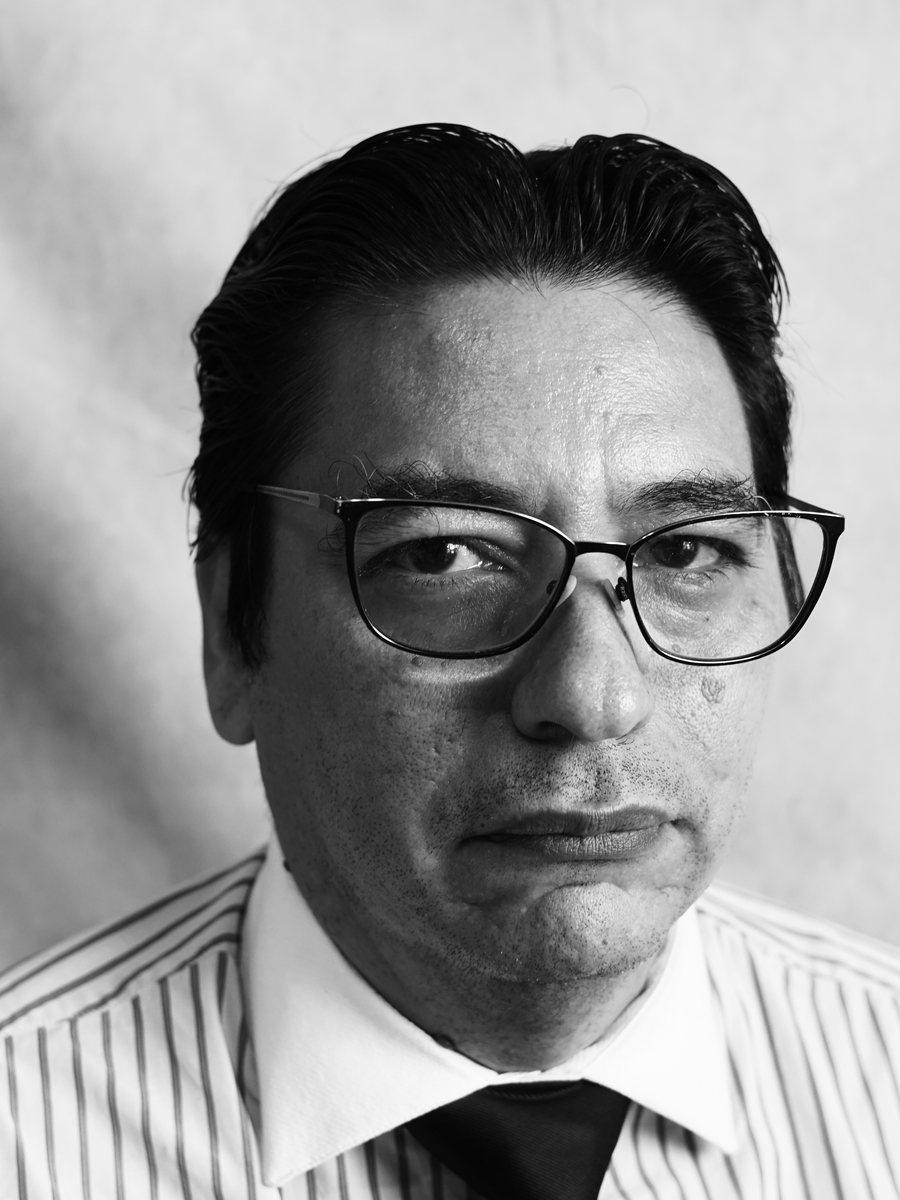 Retrato del maestro sastre René Sandoval, instructor de CORTE 24 en Guadalajara