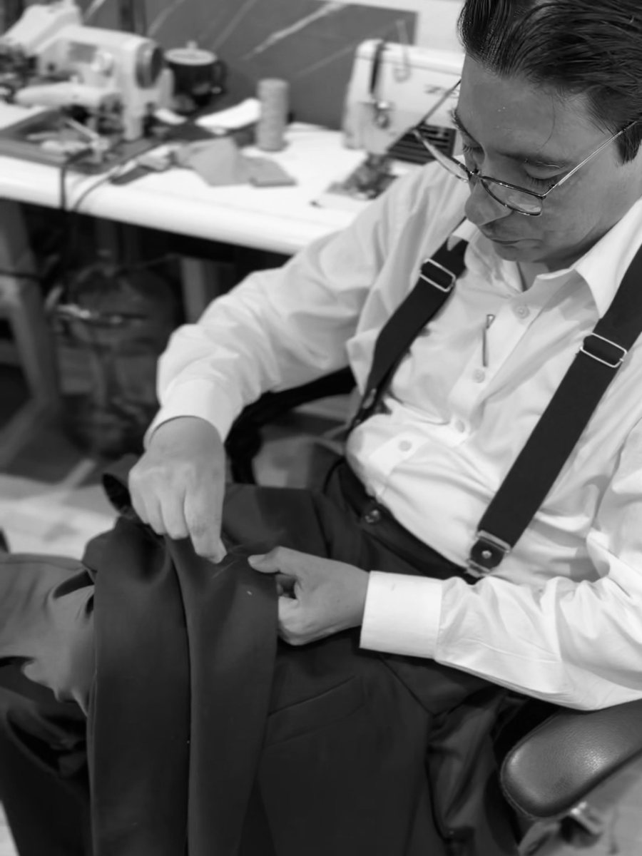 René Sandoval cosiendo a mano el delantero de un saco en el taller